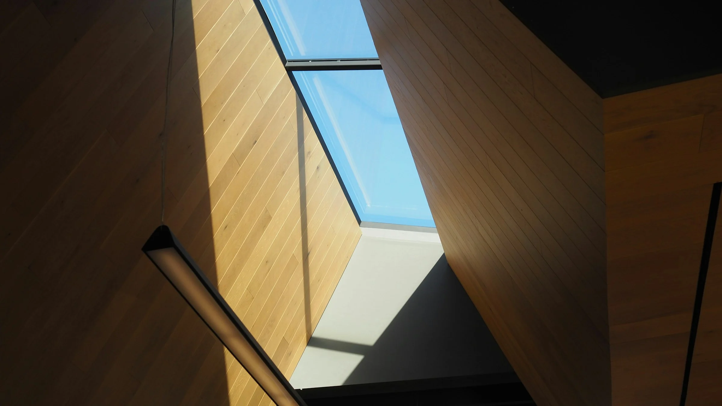 Mit Holz verkleidetes Atrium, das sich zum Himmel öffnet