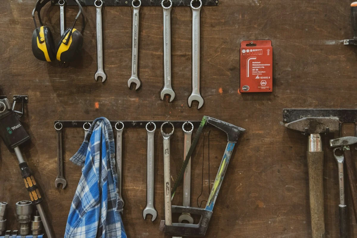 Schraubenschlüssel und Handwerkzeug an einer Werkstattwand